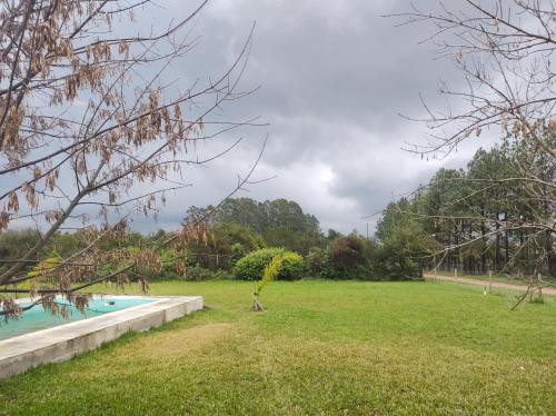 科隆Casa de campo的公园内带游泳池的庭院