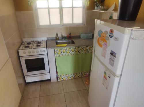科隆Casa de campo的厨房配有白色炉灶和冰箱。