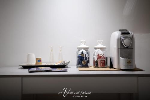 托尔基亚罗洛AvVolta nel Salento - Room & Relax的咖啡壶和其他物品的柜台
