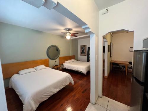 迈阿密海滩舍布鲁克全套房酒店 的酒店客房,设有两张床和镜子