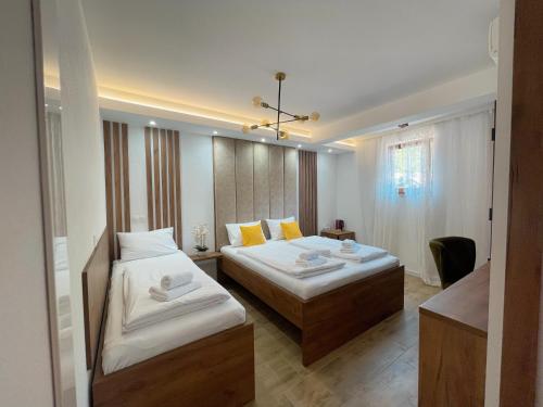 莫斯塔尔Apartments and rooms SMILE的酒店客房设有两张床和窗户。
