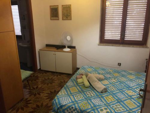 巴勒莫Residence Enrico的一间卧室配有一张床,上面有灯