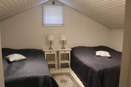 纳坦利Villa Hattu的一间卧室设有两张床和窗户。