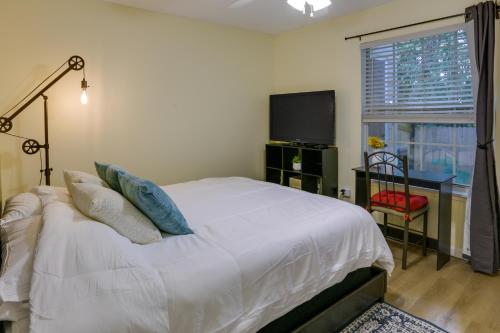 塔拉哈西Tallahassee Townhome with Patio Near FSU Campus!的一间卧室设有一张床、一台电视和一个窗口。