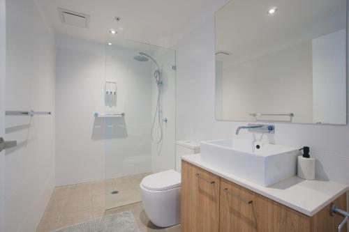 阿德莱德Contemporary 3BR Paradise on Franklin Street的浴室配有卫生间、盥洗盆和淋浴。