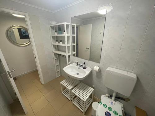 PauCasa pau的一间带水槽、卫生间和镜子的浴室
