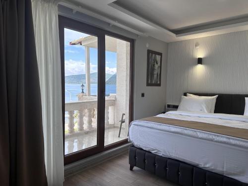 BitlisWhite Life Hotel & Cafe的一间卧室设有一张床和一个大窗户