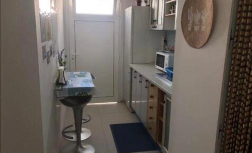 阿雷西费My House Urban的一间带水槽和冰箱的小厨房
