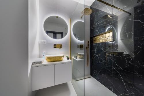 比亚韦斯托克ResiNest Apartamenty Jurowiecka J11的一间带水槽和镜子的浴室
