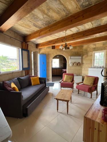 卢加The Cottage的客厅配有沙发和桌子