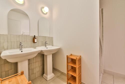 蒙彼利埃NOCNOC - Le Terrazzo - Petite piscine et jardin en ville的浴室设有2个水槽和镜子