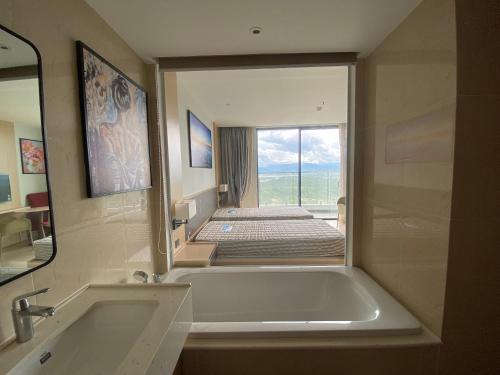 金兰市Home Seview at Cam ranh Nha Trang Aparment的带浴缸和大镜子的浴室