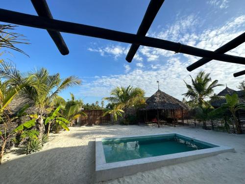布韦朱Maracuja villa Zanzibar的度假村中央的游泳池