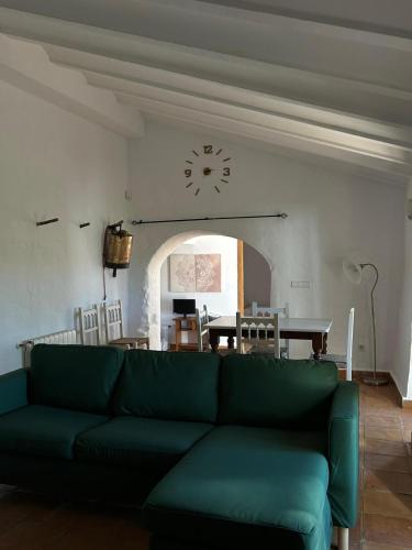 阿尔戈多纳莱斯Cortijo Burruelo的客厅配有绿色沙发和桌子