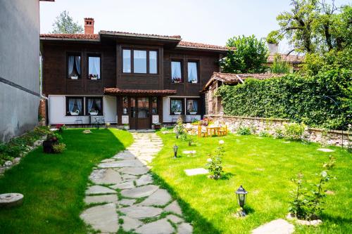 科普里夫什迪察Къща ЕТНО的前面有一座绿色庭院的房子