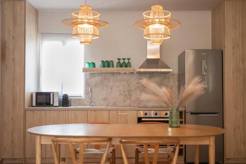 纳弗帕克托斯Vallia Suites-Green Luxury Suite A3的厨房配有木桌、椅子和灯
