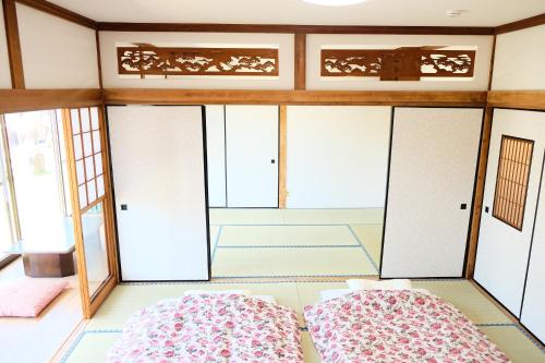 KasamaForest-inn Kasama的带窗户的客房内的两张床