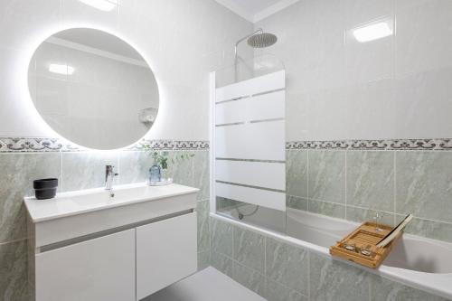布拉加Braga 3BR Wonder by LovelyStay的白色的浴室设有水槽和镜子
