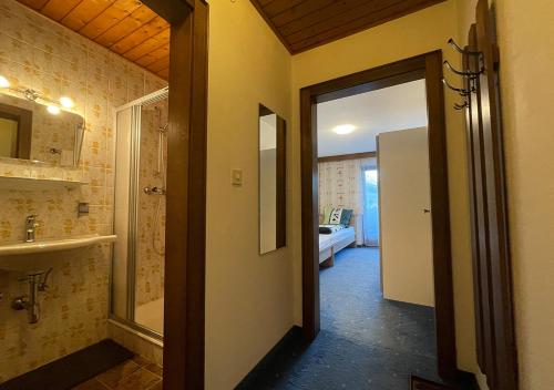 瓦德林Pension Berta的一间带水槽的浴室和一扇通往客房的门