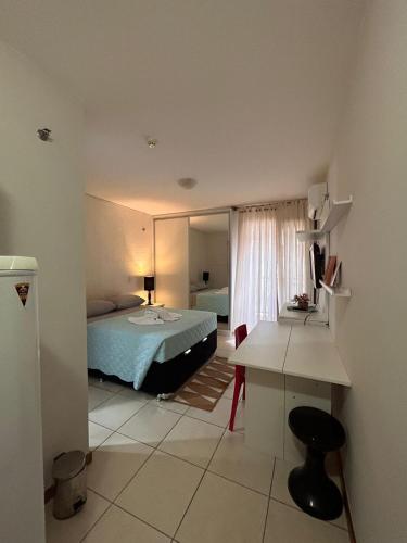 巴西利亚L336 LB Apartamento aconchegante resort à beira lago的一间卧室配有一张床和一张书桌