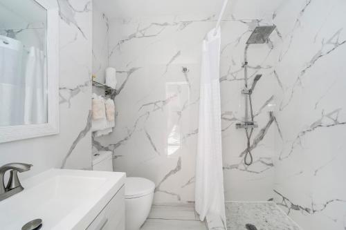 劳德代尔堡Deco Boutique Hotel的带淋浴和卫生间的白色浴室