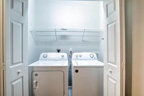 ArdenSouth Asheville Townhome 16 A的一间白色洗衣房,配有2个洗衣机和烘干机