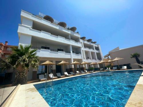 乌尔齐尼Apartments Montenegro Hills Ulcinj的大楼前设有游泳池的酒店