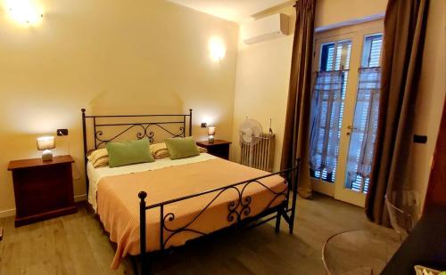 米兰il Sole di Baggio的一间卧室配有一张带两个绿色枕头的床