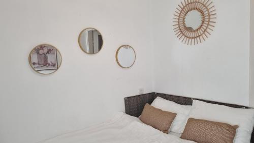 雷霍沃特Stylish Quiet and Central的卧室配有墙上的镜子和一张床