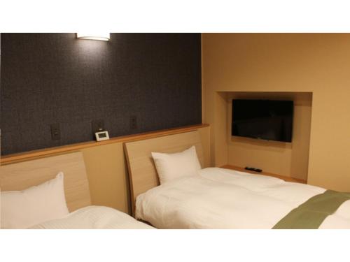 黑部市Unazuki Onsen Sanyanagitei - Vacation STAY 06522v的两张睡床彼此相邻,位于一个房间里
