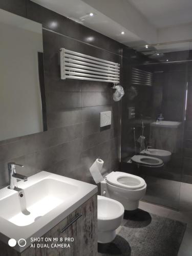 Minervino MurgeTaverna Garibaldi Casa Lucia的浴室配有白色卫生间和盥洗盆。