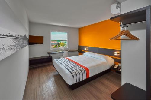 莱昂City Express Junior by Marriott Leon Centro de Convenciones的酒店客房设有床和窗户。