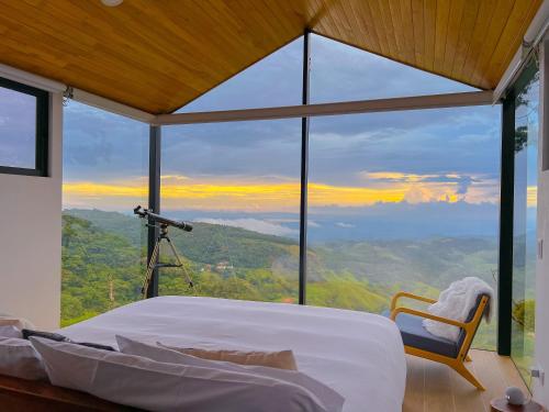 蒙泰韦尔德哥斯达黎加Amalú Monteverde的一间卧室设有大窗户和摄像头