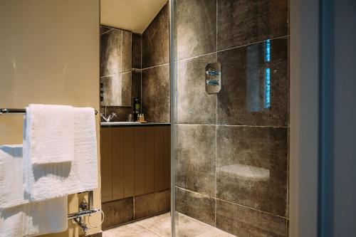克利夫罗The Assheton Arms的带淋浴的浴室和玻璃门