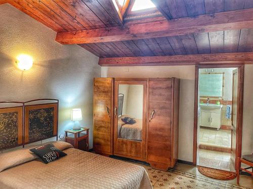 贡内萨Casa Nina的一间卧室设有一张床和木制天花板