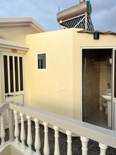 蓬塔杜索尔Casa BB&Djassi的阳台设有浴室和卫生间。