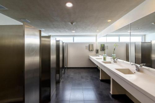 波哥大City Express Plus by Marriott Bogota Aeropuerto的浴室设有3个水槽和一排镜子
