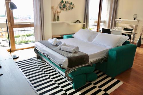 维罗纳[Arena-Fiera] Appartamento con vista panoramica的客厅内的一张床位,配有绿色沙发