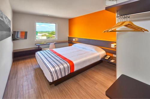 San Juan Bautista TuxtepecCity Express Junior by Marriott Tuxtepec的一间卧室设有一张床和一个窗口