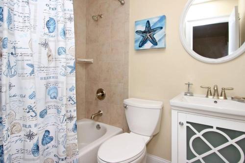 希尔顿黑德岛Cute 2 bedroom, 2 bath Condo at Folly Field Beach的一间带卫生间、水槽和镜子的浴室