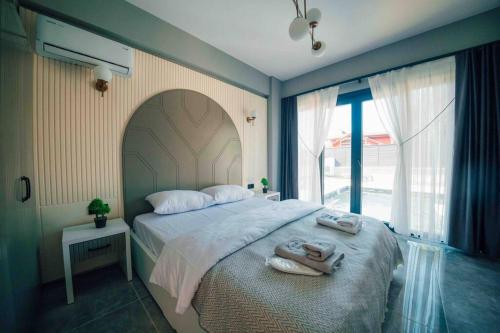 科贾埃利Villa Karam的一间卧室配有一张大床和毛巾