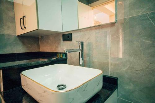 科贾埃利Villa Karam的浴室设有白色水槽和镜子