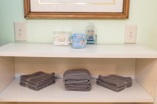 OberlinHome STEPS from Oberlin的浴室内带毛巾和镜子的架子