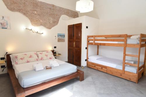 马达莱纳La Casa di Dario的一间卧室配有两张双层床。