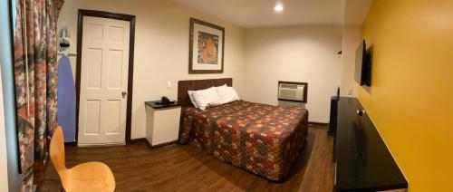 索尔兹伯里预算酒店的一间酒店客房,设有一张床和一扇门