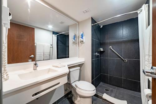帕拉伊索City Express by Marriott Paraiso的浴室配有卫生间、盥洗盆和淋浴。