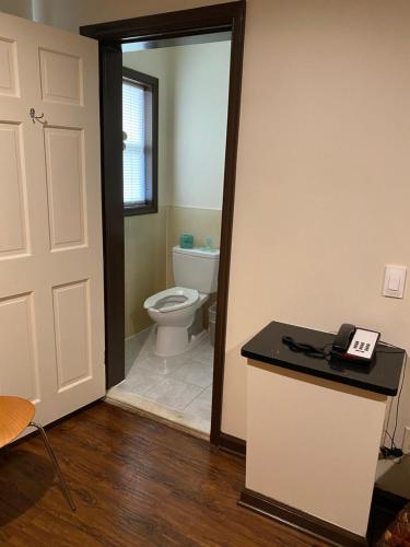 索尔兹伯里预算酒店的一间带卫生间的浴室和柜台上的电话