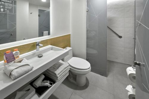 恩塞纳达港City Express Plus by Marriott Ensenada的浴室配有卫生间、盥洗盆和淋浴。