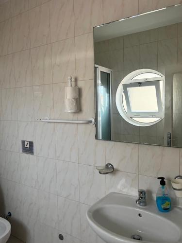 蓬塔杜索尔Casa BB&Djassi的一间带水槽和镜子的浴室
