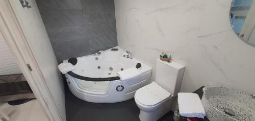 穆希亚Casa María的白色的浴室设有卫生间和水槽。